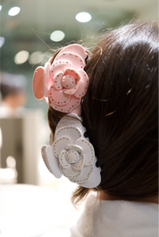 Camellia Clip in Coconut Milk